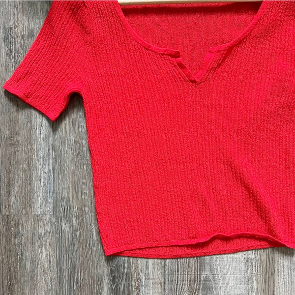 Uniqlo Cropped Lightweight V-neck Short Sleeve Top in Red - Picture 3 of 6